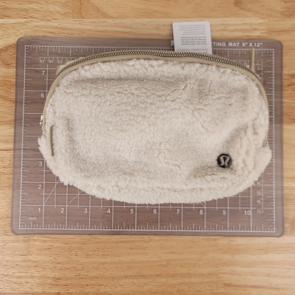 Lululemon Everywhere Belt Bag Sherpa Fleece Natural Ivory Trench LU9B18S - Picture 4 of 4